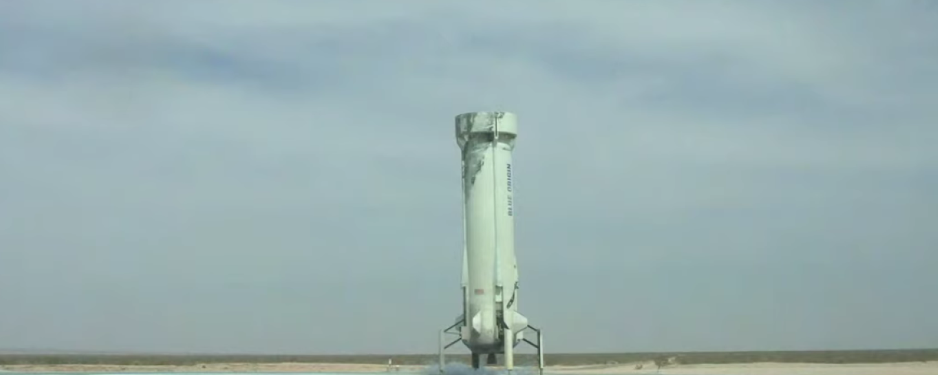 Blue Origin's New Shepard launch vehicle after performing a soft landing during a launch test on April 14, 2021 - Sputnik International, 1920, 12.09.2022