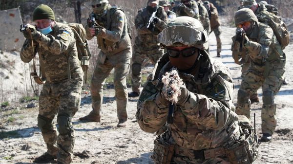 Reservists of the 130th battalion of the Ukrainian Territorial Defence Forces attend military exercises on outskirts of Kyiv, Ukraine April 10, 2021. - Sputnik International