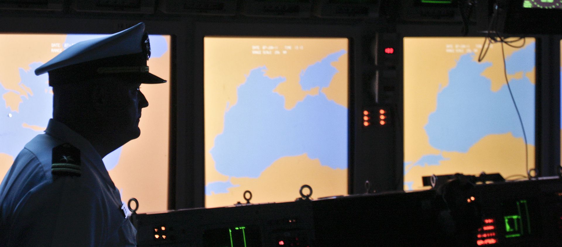 In this Tuesday, June 7, 2011 file photo, a US Navy officer, name not available, stands on the weapons control deck of the USS Monterey as screens display the Black Sea region, in the Black Sea port of Constanta, Romania. In this Tuesday, June 7, 2011 file photo, a US Navy officer, name not available, stands on the weapons control deck of the USS Monterey as screens display the Black Sea region, in the Black Sea port of Constanta, Romania. - Sputnik International, 1920, 16.04.2021