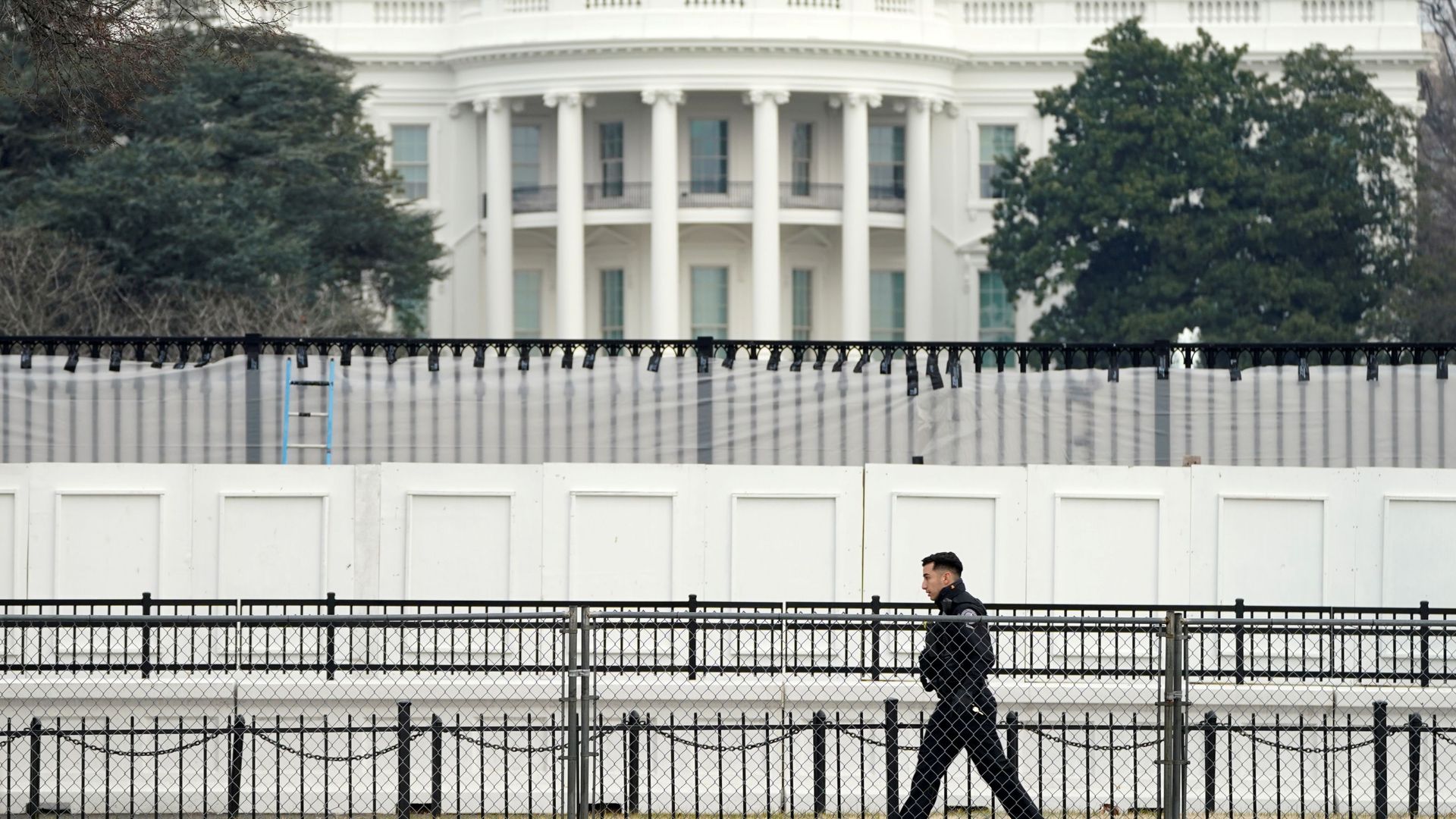A member of the Secret Service walks along security fence installed around the White House days after supporters of U.S. President Donald Trump stormed the Capitol in Washington, U.S., January 11, 2021. A member of the Secret Service walks along security fence installed around the White House days after supporters of U.S. President Donald Trump stormed the Capitol in Washington, U.S., January 11, 2021. - Sputnik International, 1920, 19.04.2021