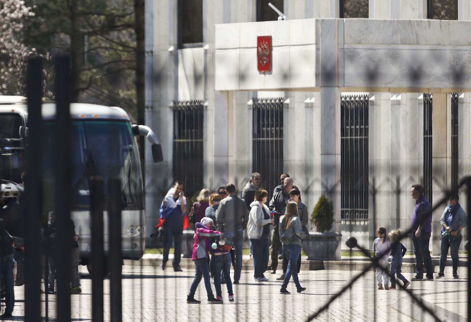 Two children embrace as people gather and board a bus at the Russian Embassy in Washington, Saturday, March 31, 2018 Two children embrace as people gather and board a bus at the Russian Embassy in Washington, Saturday, March 31, 2018 - Sputnik International, 1920, 07.09.2021