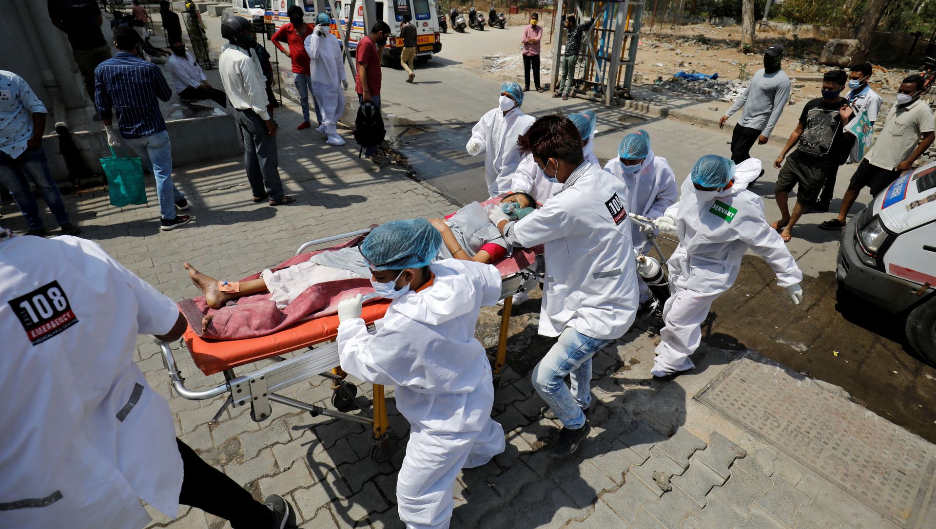 A patient with breathing problems is wheeled inside a COVID-19 hospital for treatment, amidst the coronavirus disease pandemic, Ahmedabad, India, April 14, 2021 A patient with breathing problems is wheeled inside a COVID-19 hospital for treatment, amidst the coronavirus disease pandemic, Ahmedabad, India, April 14, 2021 - Sputnik International, 1920, 15.04.2021