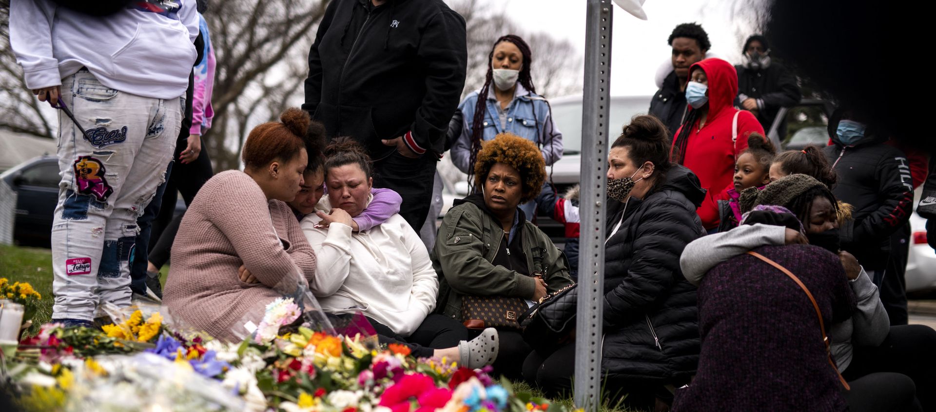 Members of Daunte Wright's family visit a memorial site near the place he was killed on April 14, 2021 in Brooklyn Center, Minnesota. Members of Daunte Wright's family visit a memorial site near the place he was killed on April 14, 2021 in Brooklyn Center, Minnesota. - Sputnik International, 1920, 02.09.2021