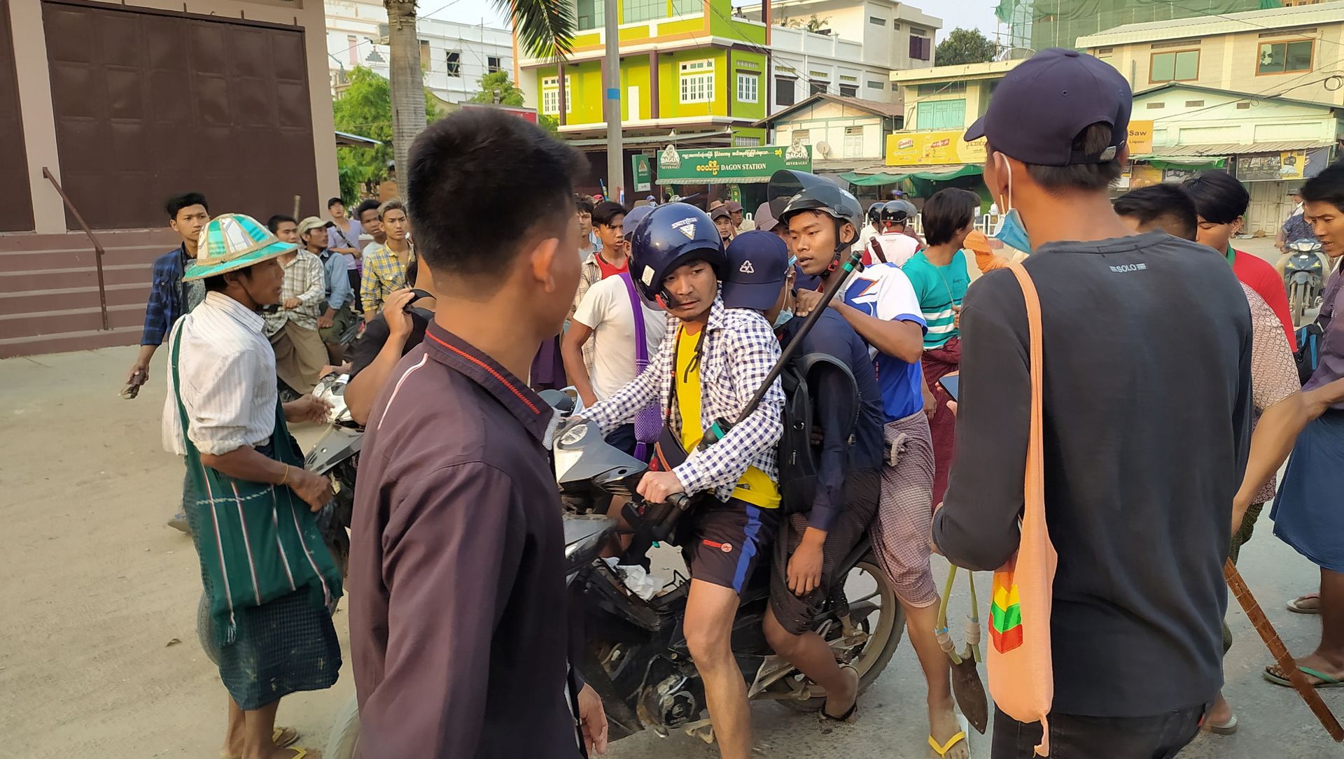 Demonstrators are seen before a clash with security forces in Taze, Sagaing Region, Myanmar April 7, 2021, in this image obtained by Reuters. Demonstrators are seen before a clash with security forces in Taze, Sagaing Region, Myanmar April 7, 2021, in this image obtained by Reuters. - Sputnik International, 1920, 15.04.2021
