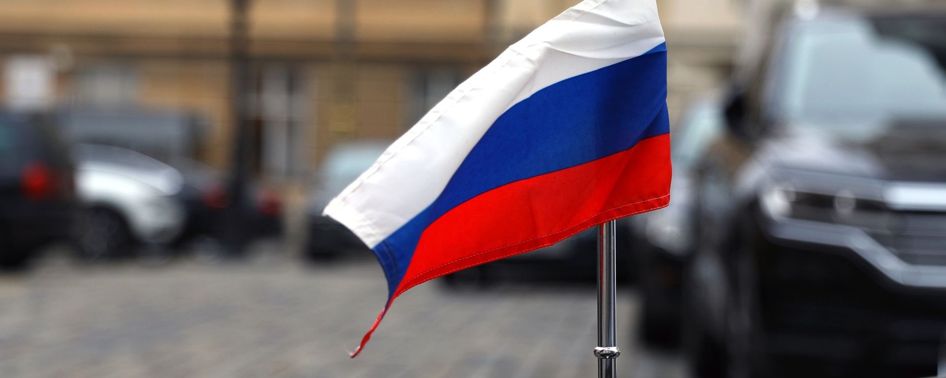 The flag of the Russian Federation on the car of the Russian Embassy in Croatia - Sputnik International, 1920, 06.04.2022