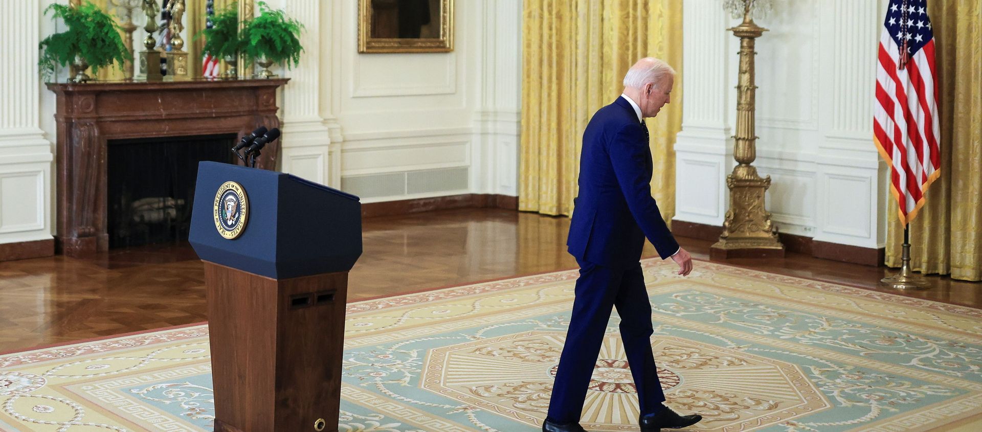 U.S. President Joe Biden departs after delivering remarks on Russia in the East Room at the White House in Washington, U.S., April 15, 2021. U.S. President Joe Biden departs after delivering remarks on Russia in the East Room at the White House in Washington, U.S., April 15, 2021. - Sputnik International, 1920, 16.04.2021