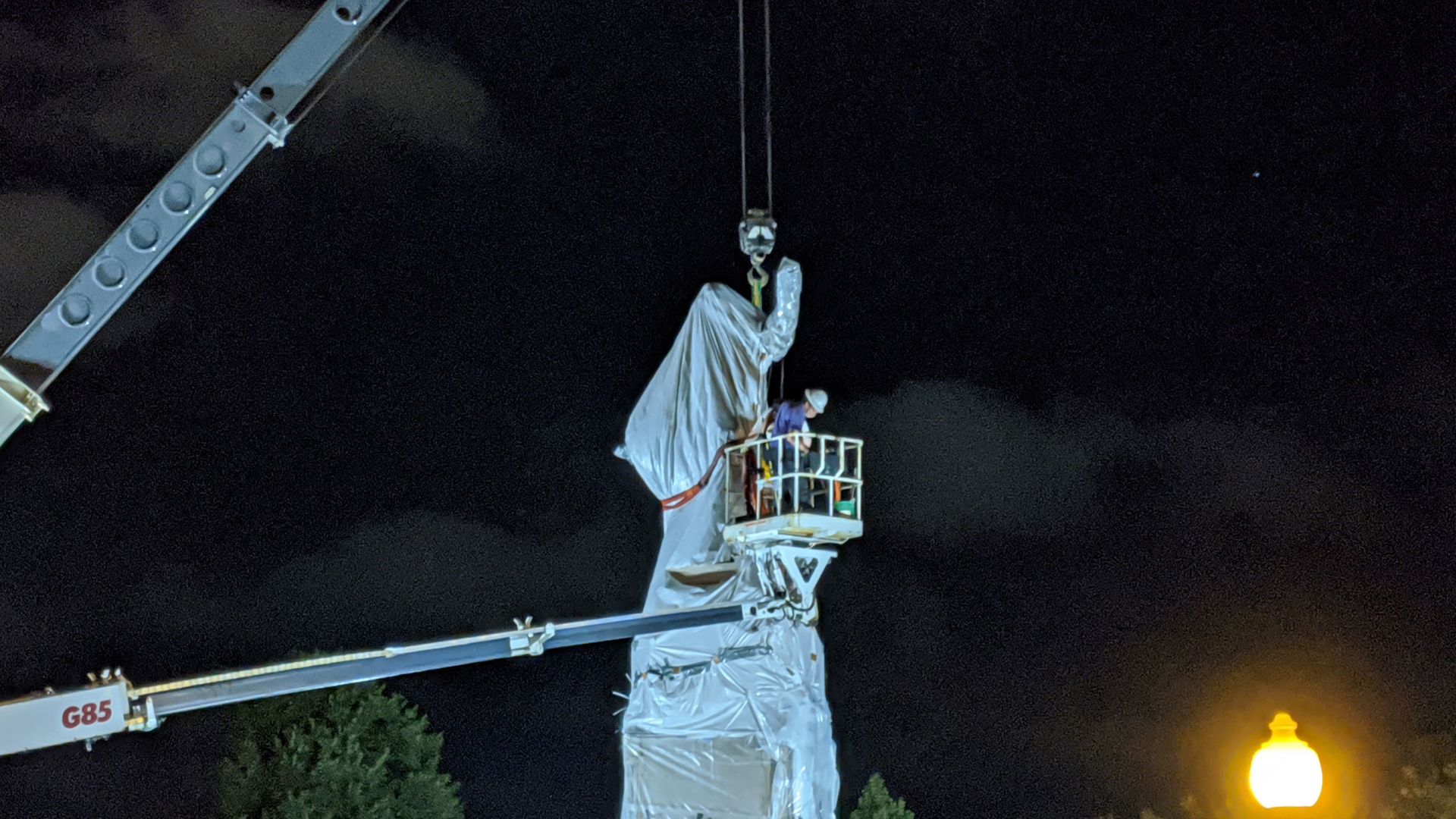 A statue of Christopher Columbus at Grant Park in Chicago is removed early on July 24, 2020. A statue of Christopher Columbus at Grant Park in Chicago is removed early on July 24, 2020. - Sputnik International, 1920, 16.04.2021