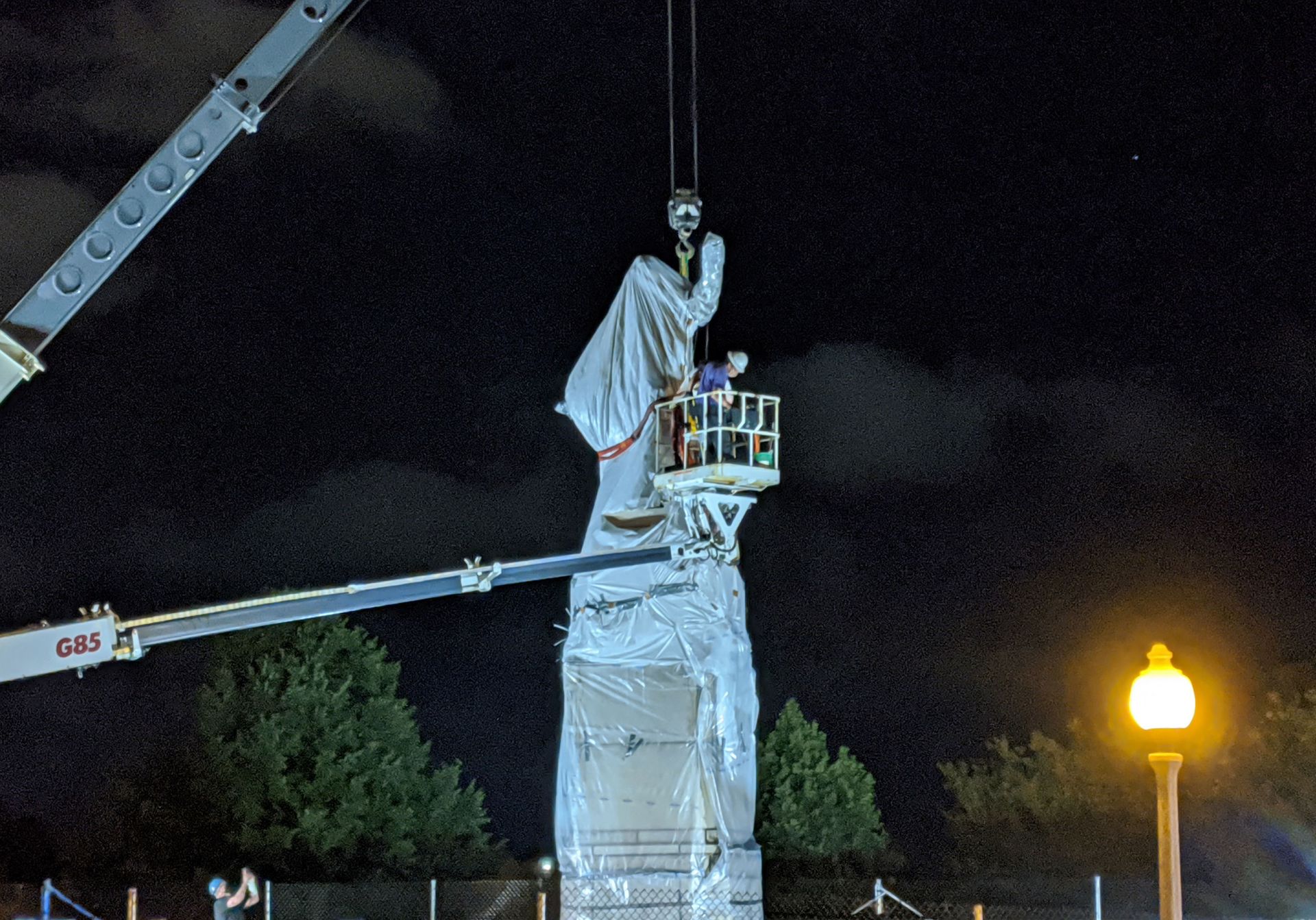 A statue of Christopher Columbus at Grant Park in Chicago is removed early on July 24, 2020. A statue of Christopher Columbus at Grant Park in Chicago is removed early on July 24, 2020. - Sputnik International, 1920, 23.12.2021