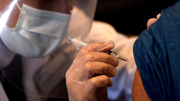 A person receives a dose of the Johnson & Johnson coronavirus disease (COVID-19) vaccine during a visit of U.S. Vice President Kamala Harris to a vaccination center in Chinatown, in Chicago, Illinois, U.S., April 6, 2021 - Sputnik International