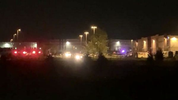Police outside the FedEx depot in Indianapolis where the shooting occurred - Sputnik International