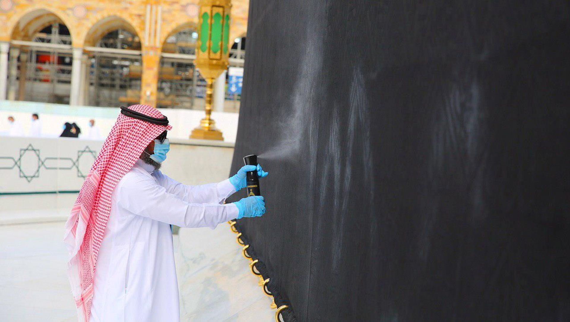 Officials from the office of the President General of the two Holy Mosque Affairs clean and scent the Kabaa in the Grand Mosque, in the holy city of Mecca, Saudi Arabia, April 14, 2021 Officials from the office of the President General of the two Holy Mosque Affairs clean and scent the Kabaa in the Grand Mosque, in the holy city of Mecca, Saudi Arabia, April 14, 2021 - Sputnik International, 1920, 16.04.2021