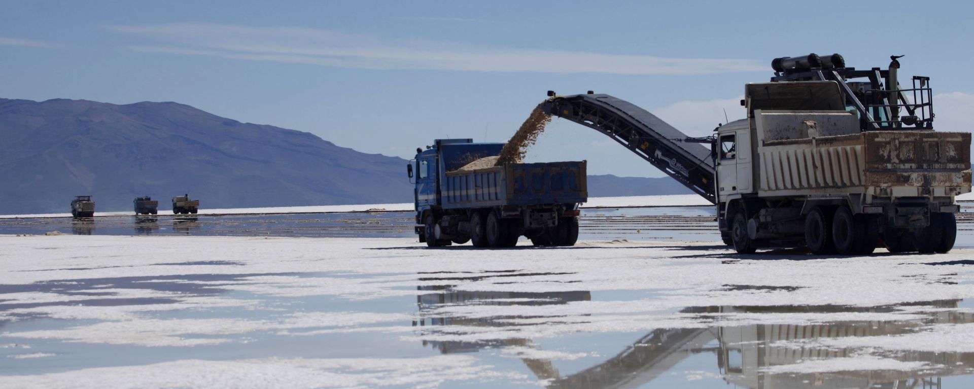 A track is loaded with salt at a semi-industrial plant to produce potassium chloride, used to manufacture batteries based on lithium, after its opening ceremony at the Uyuni salt desert, outskirts of Llipi, Bolivia, Thursday, Aug. 9, 2012. The salt flats of Uyuni have triggered international interest among energy companies due to its lithium reserves A track is loaded with salt at a semi-industrial plant to produce potassium chloride, used to manufacture batteries based on lithium, after its opening ceremony at the Uyuni salt desert, outskirts of Llipi, Bolivia, Thursday, Aug. 9, 2012. The salt flats of Uyuni have triggered international interest among energy companies due to its lithium reserves - Sputnik International, 1920, 25.02.2023