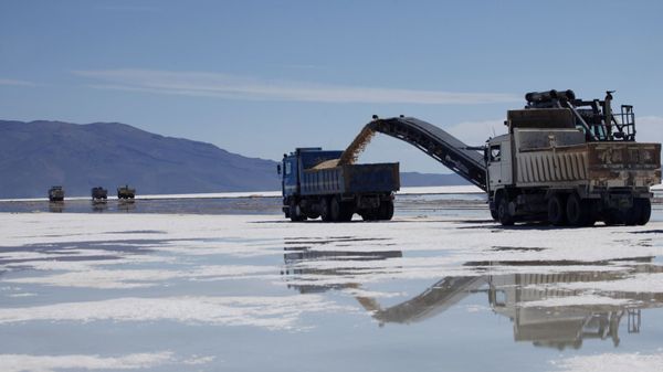 A track is loaded with salt at a semi-industrial plant to produce potassium chloride, used to manufacture batteries based on lithium, after its opening ceremony at the Uyuni salt desert, outskirts of Llipi, Bolivia, Thursday, Aug. 9, 2012. The salt flats of Uyuni have triggered international interest among energy companies due to its lithium reserves - Sputnik International