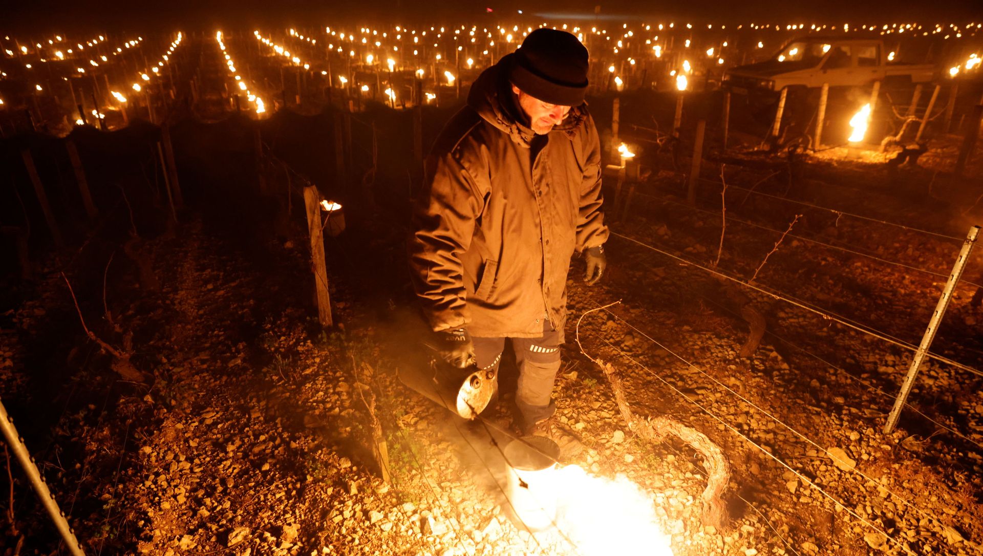 Chablis winemakers light up candles, heaters to save vines from frost outside Chablis Chablis winemakers light up candles, heaters to save vines from frost outside Chablis - Sputnik International, 1920, 16.04.2021