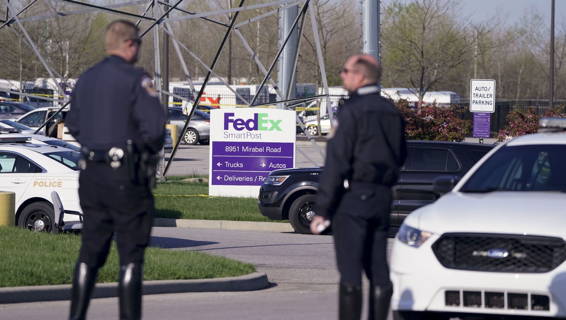 Police stand near the scene where multiple people were shot at the FedEx Ground facility early Friday morning, April 16, 2021, in Indianapolis. A gunman killed eight people and wounded several others before apparently taking his own life in a late-night attack at a FedEx facility near the Indianapolis airport, police said, in the latest in a spate of mass shootings in the United States after a relative lull during the pandemic Police stand near the scene where multiple people were shot at the FedEx Ground facility early Friday morning, April 16, 2021, in Indianapolis. A gunman killed eight people and wounded several others before apparently taking his own life in a late-night attack at a FedEx facility near the Indianapolis airport, police said, in the latest in a spate of mass shootings in the United States after a relative lull during the pandemic - Sputnik International, 1920, 16.04.2021