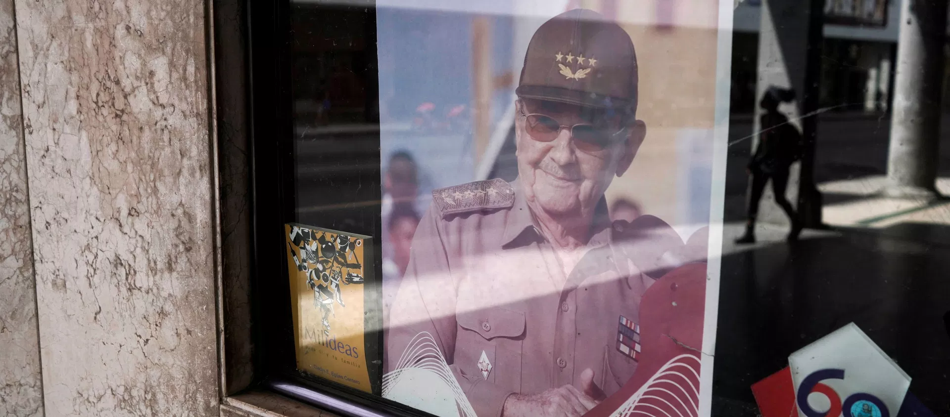 A picture of former Cuban President Raul Castro is displayed in the window of a state building in Havana, Cuba, April 11, 2021. Picture taken April 11, 2021. - Sputnik International, 1920, 17.04.2021