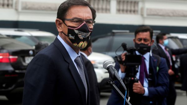 Peru's President Martin Vizcarra addresses the media outside Congress as he faces a second impeachment trial over corruption allegations, in Lima, Peru November 9, 2020. - Sputnik International