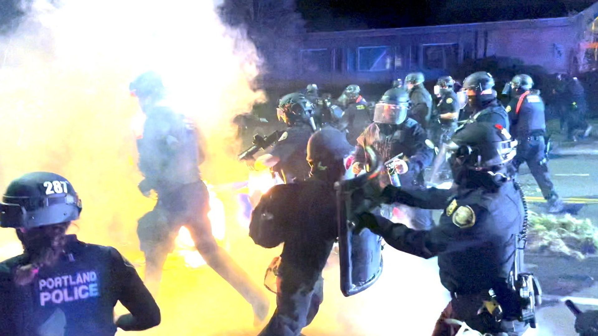 A demonstrator confronts a police officers during clashes, following the fatal police shooting of 20-year-old Black man Daunte Wright in Minnesota, April 12, 2021 in this still image obtained from a social media video on April 13, 2021. A demonstrator confronts a police officers during clashes, following the fatal police shooting of 20-year-old Black man Daunte Wright in Minnesota, April 12, 2021 in this still image obtained from a social media video on April 13, 2021. - Sputnik International, 1920, 17.04.2021