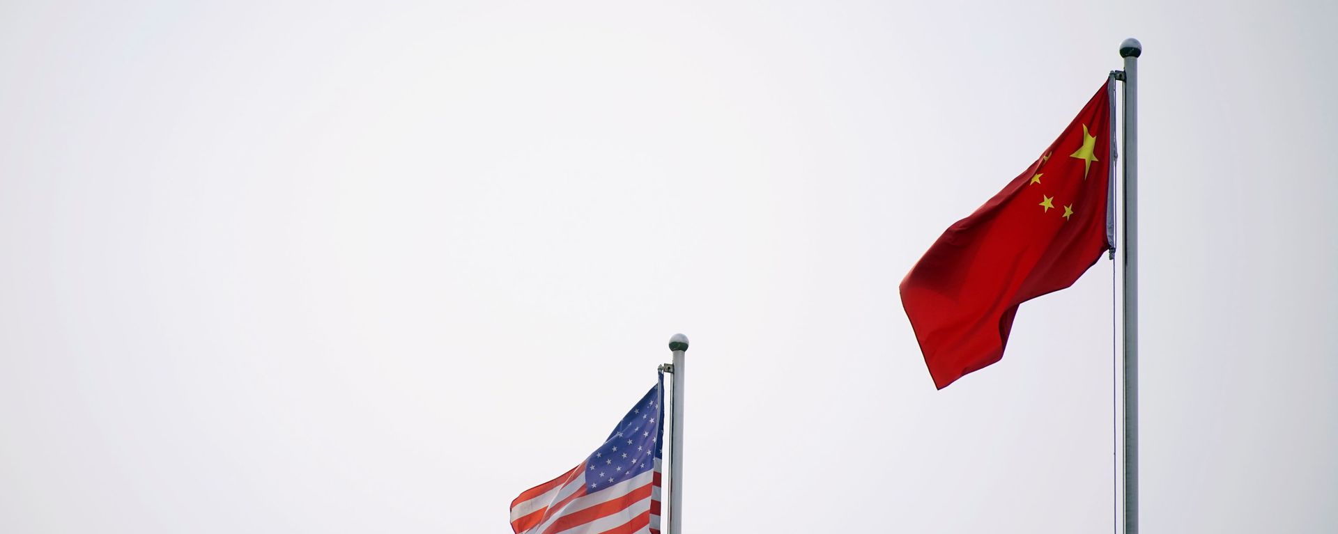 Chinese and U.S. flags flutter outside a company building in Shanghai, China April 14, 2021. Chinese and U.S. flags flutter outside a company building in Shanghai, China April 14, 2021. - Sputnik International, 1920, 22.10.2021