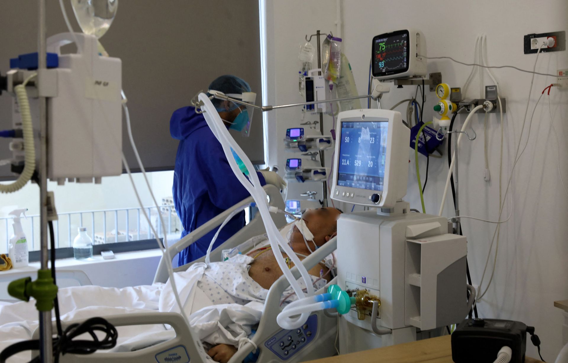 A patient who is suffering from the Covid-19 disease caused by the novel coronavirus is treated at the intensive care unit of the Geitaoui hospital in the Lebanese capital Beirut, on January 14, 2021. - Sputnik International, 1920, 08.01.2022