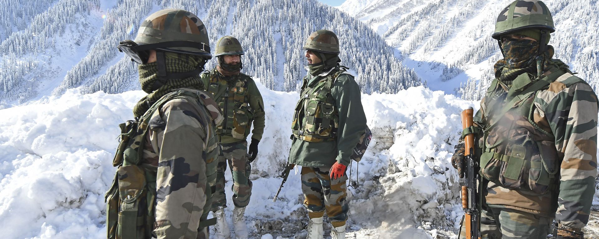 Indian army soldiers stand on a snow-covered road near Zojila mountain pass that connects Srinagar to the union territory of Ladakh, bordering China on February 28, 2021. Indian army soldiers stand on a snow-covered road near Zojila mountain pass that connects Srinagar to the union territory of Ladakh, bordering China on February 28, 2021. - Sputnik International, 1920, 18.04.2021