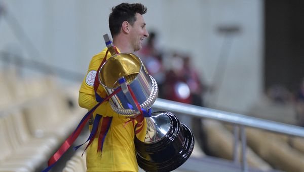 Barcelona's Argentinian forward Lionel Messi holds the trophy at the end of the Spanish Copa del Rey - Sputnik International