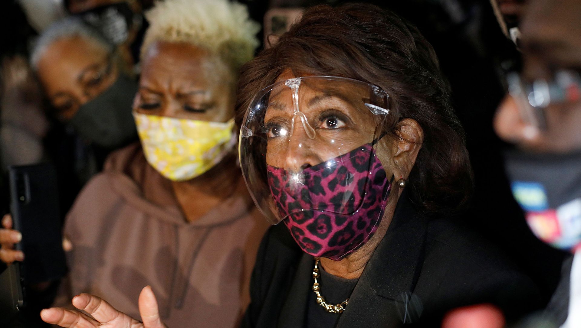 U.S. Rep. Maxine Waters speaks to the press after standing with protesters in front of the Brooklyn Center police department, as protests continue days after former police officer Kim Potter fatally shot Daunte Wright, in Brooklyn Center, Minnesota, 17 April 2021. REUTERS/Octavio Jones U.S. Rep. Maxine Waters speaks to the press after standing with protesters in front of the Brooklyn Center police department, as protests continue days after former police officer Kim Potter fatally shot Daunte Wright, in Brooklyn Center, Minnesota, 17 April 2021. REUTERS/Octavio Jones - Sputnik International, 1920, 20.04.2021