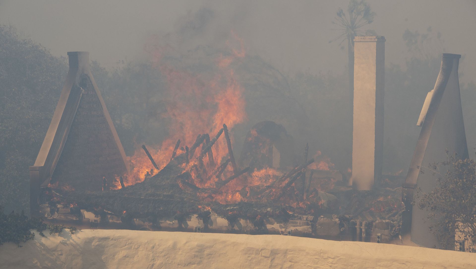 This picture taken in Cape Town on April 18, 2021 shows a historical Cape Dutch building burning after catching alight as a forest fire burns out of control on the foothills of Table Mountain, above the University of Cape Town. This picture taken in Cape Town on April 18, 2021 shows a historical Cape Dutch building burning after catching alight as a forest fire burns out of control on the foothills of Table Mountain, above the University of Cape Town. - Sputnik International, 1920, 18.04.2021
