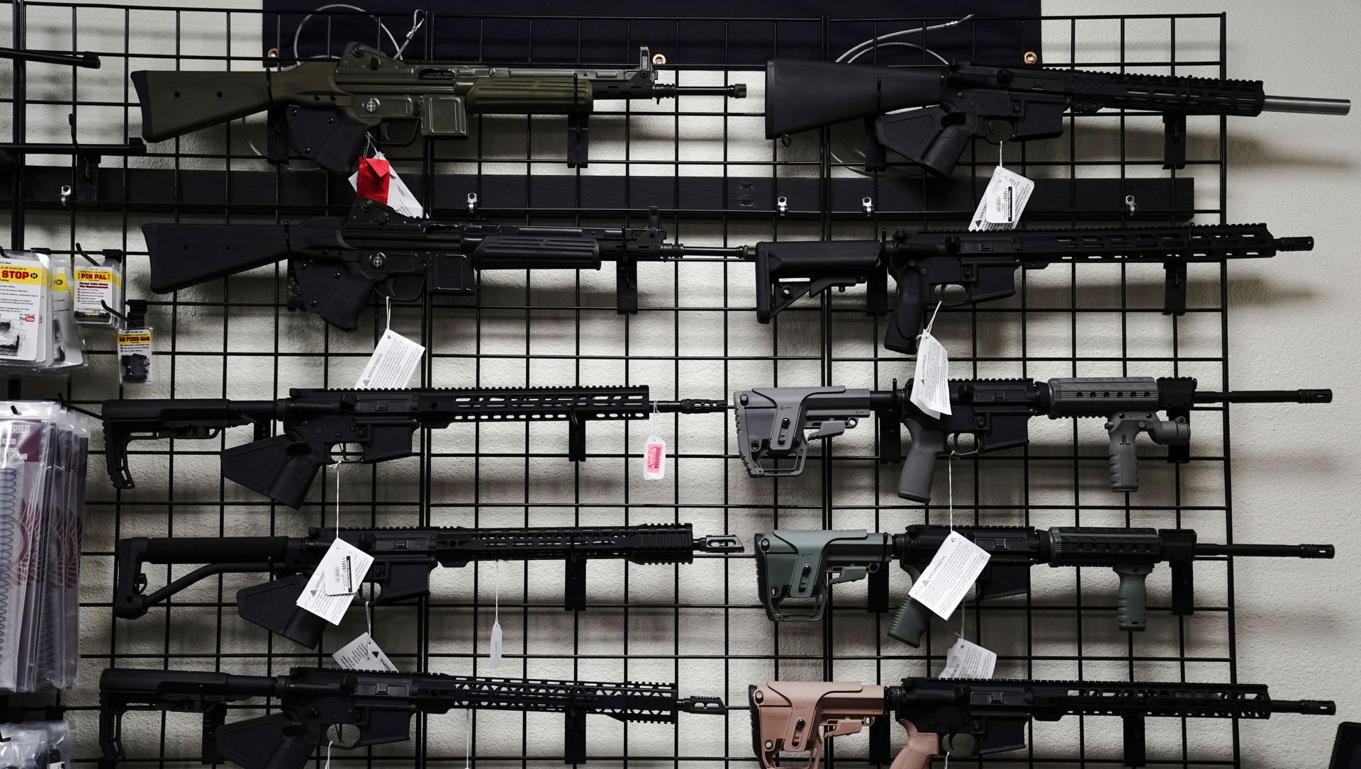 FILE PHOTO: AR-15 style rifles are displayed for sale at Firearms Unknown, a gun store in Oceanside, California, U.S., April 12, 2021. REUTERS/Bing Guan/File Photo FILE PHOTO: AR-15 style rifles are displayed for sale at Firearms Unknown, a gun store in Oceanside, California, U.S., April 12, 2021. REUTERS/Bing Guan/File Photo - Sputnik International, 1920, 05.06.2021