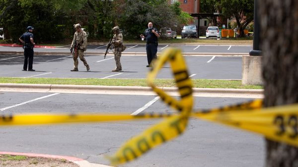 Law enforcement personnel investigate at the scene of a deadly shooting at an apartment complex in Austin, Texas, U.S., April 18, 2021. - Sputnik International