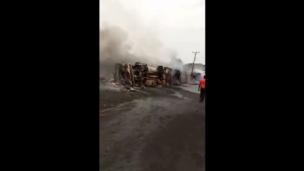 At least a dozen people reportedly died as a result of an oil tanker explosion in Nigeria’s southeastern Benue State on April 18, 2021 - Sputnik International