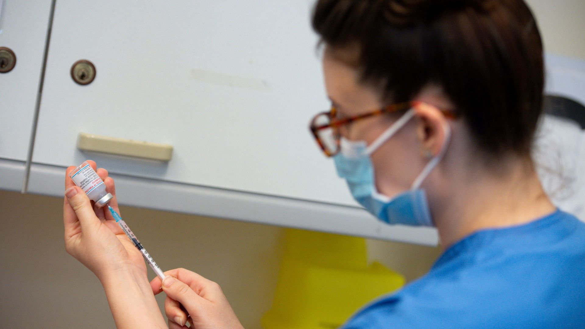 A nurse prepares a dose of the Moderna coronavirus disease (COVID-19) vaccine at the Glangwili General Hospital in Carmarthen, Wales, Britain April 7, 2021. A nurse prepares a dose of the Moderna coronavirus disease (COVID-19) vaccine at the Glangwili General Hospital in Carmarthen, Wales, Britain April 7, 2021. - Sputnik International, 1920, 13.01.2022