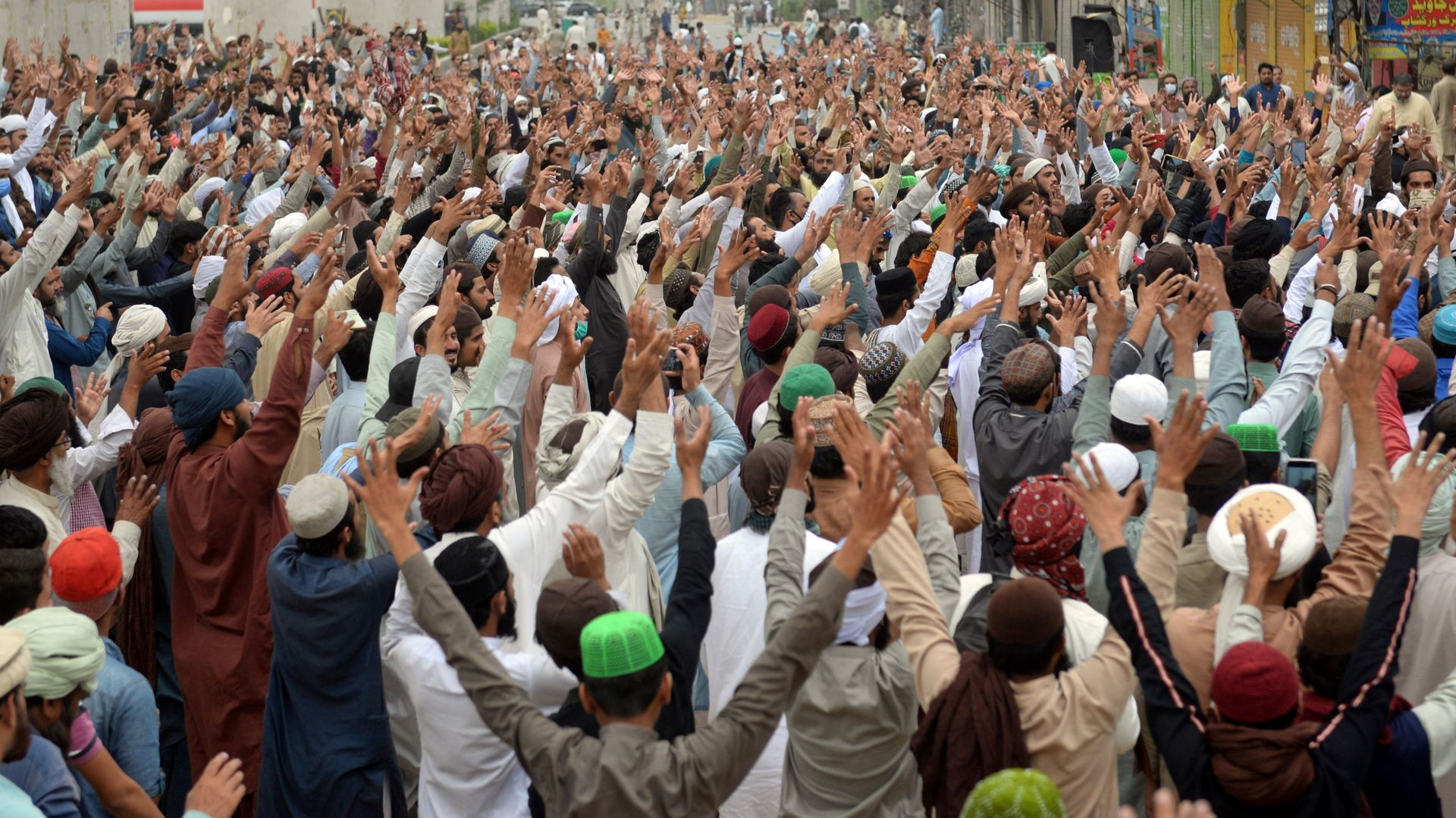 Supporters of the Tehreek-e-Labaik Pakistan (TLP) Islamist political party chant slogans as they protest protest against the arrest of their leader in Lahore, Pakistan April 16, 2021. Supporters of the Tehreek-e-Labaik Pakistan (TLP) Islamist political party chant slogans as they protest protest against the arrest of their leader in Lahore, Pakistan April 16, 2021. - Sputnik International, 1920, 19.04.2021