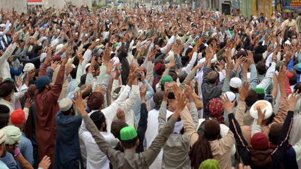 Supporters of the Tehreek-e-Labaik Pakistan (TLP) Islamist political party chant slogans as they protest protest against the arrest of their leader in Lahore, Pakistan April 16, 2021.  - Sputnik International