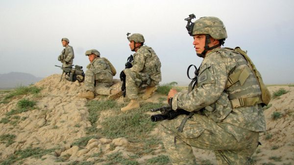 U.S Army Soldiers from Alpha Company, 2nd Battalion, 508th Parachute Infantry Regiment move into position to support Afghan National police who are moving in to apprehend a suspect during a cordon and search of Pana, Afghanistan, June 9, 2007 - Sputnik International