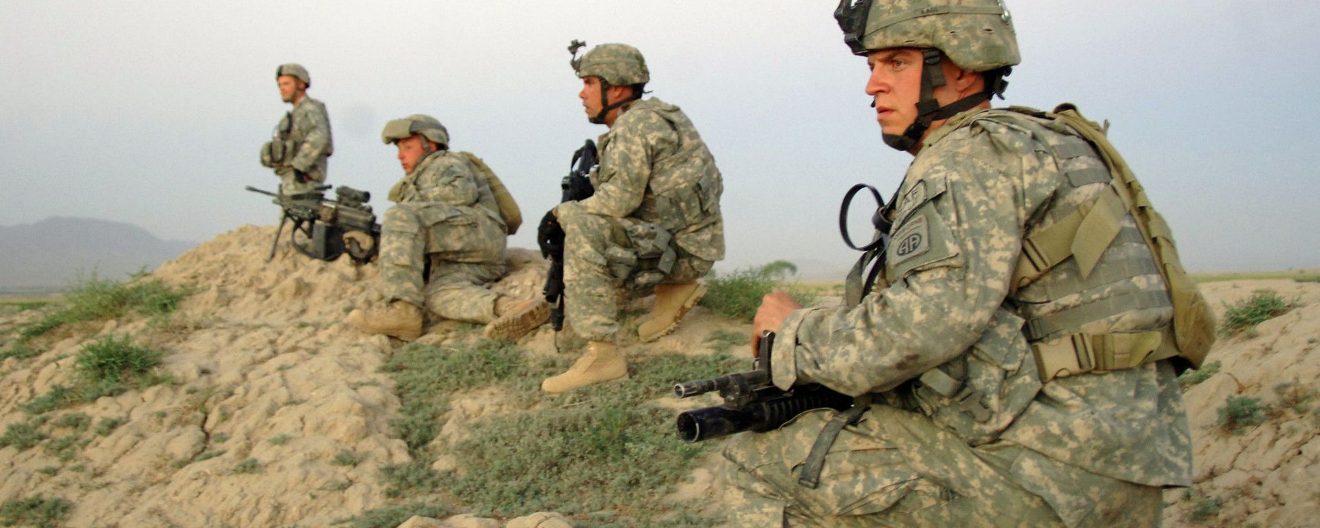 U.S Army Soldiers from Alpha Company, 2nd Battalion, 508th Parachute Infantry Regiment move into position to support Afghan National police who are moving in to apprehend a suspect during a cordon and search of Pana, Afghanistan, June 9, 2007 U.S Army Soldiers from Alpha Company, 2nd Battalion, 508th Parachute Infantry Regiment move into position to support Afghan National police who are moving in to apprehend a suspect during a cordon and search of Pana, Afghanistan, June 9, 2007 - Sputnik International, 1920, 01.06.2021