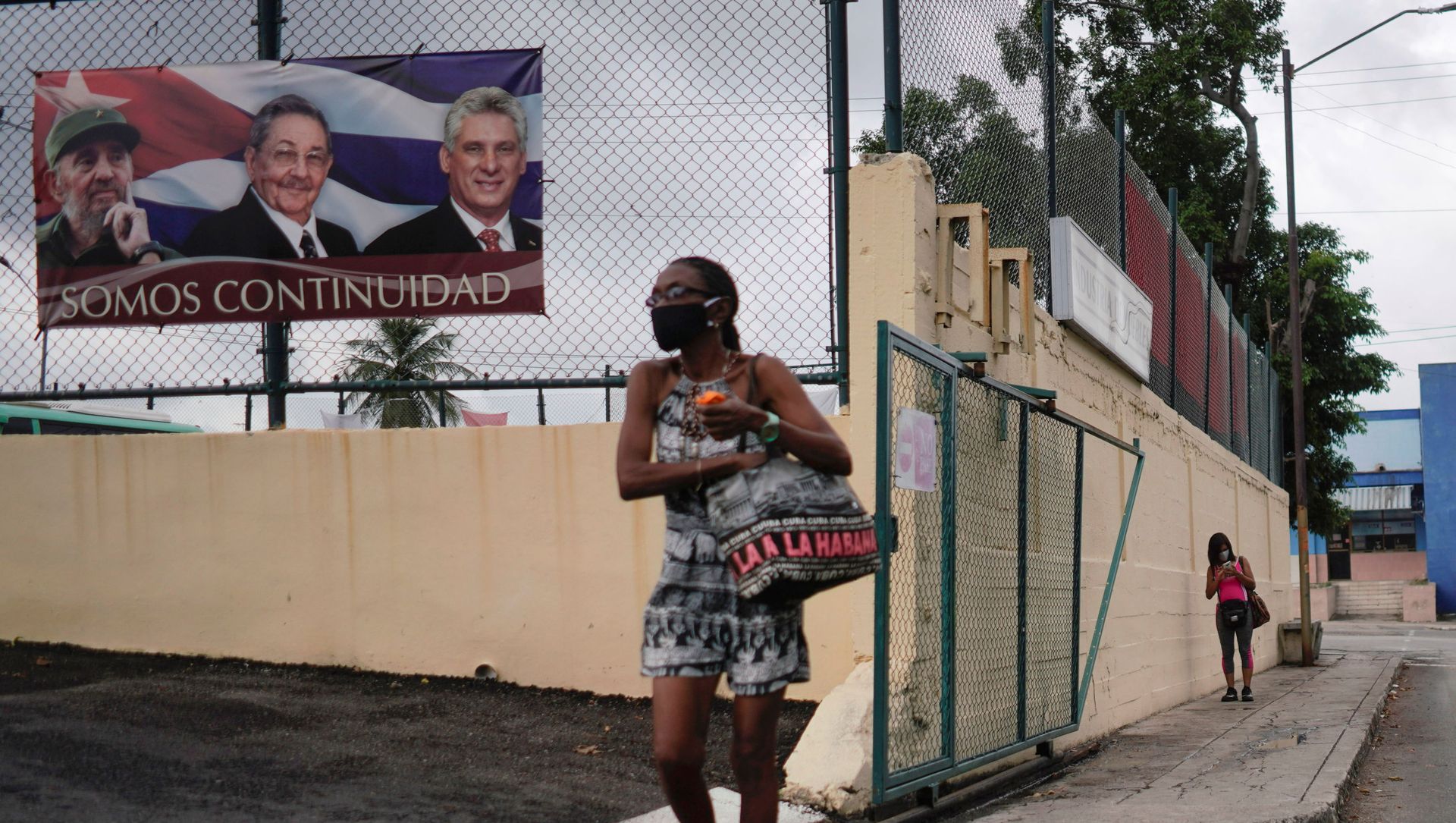 A woman passes by a poster displaying images of late Cuban President Fidel Castro, Cuba's First Secretary of the Communist Party and former President Raul Castro and Cuba's President Miguel Diaz Canel with a sign that reads: We are continuity, in Havana, Cuba, April 12, 2021 A woman passes by a poster displaying images of late Cuban President Fidel Castro, Cuba's First Secretary of the Communist Party and former President Raul Castro and Cuba's President Miguel Diaz Canel with a sign that reads: We are continuity, in Havana, Cuba, April 12, 2021 - Sputnik International, 1920, 19.04.2021