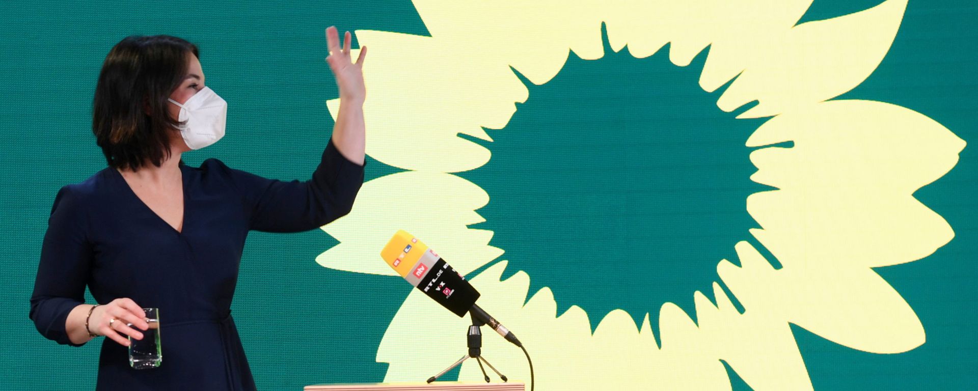 Co-leader of Germany's Green party and designated candidate for chancellor Annalena Baerbock leaves after an interview, in Berlin, Germany, April 19, 2021 - Sputnik International, 1920, 19.04.2021