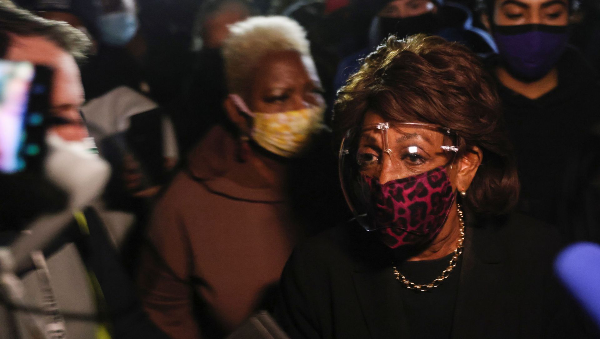 U.S. Representative Maxine Waters (D-CA) is surrounded by members of the media as she makes an appearance outside the Brooklyn Center Police Department, as protests continue days after Daunte Wright was shot and killed by a police officer, in Brooklyn Center, Minnesota, U.S. April 17, 2021. REUTERS/Leah Millis U.S. Representative Maxine Waters (D-CA) is surrounded by members of the media as she makes an appearance outside the Brooklyn Center Police Department, as protests continue days after Daunte Wright was shot and killed by a police officer, in Brooklyn Center, Minnesota, U.S. April 17, 2021. REUTERS/Leah Millis - Sputnik International, 1920, 19.04.2021