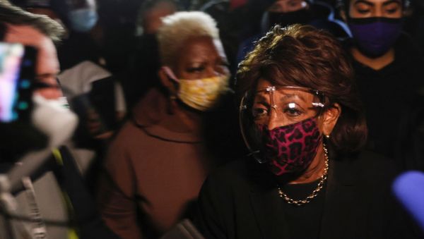 U.S. Representative Maxine Waters (D-CA) is surrounded by members of the media as she makes an appearance outside the Brooklyn Center Police Department, as protests continue days after Daunte Wright was shot and killed by a police officer, in Brooklyn Center, Minnesota, U.S. April 17, 2021. REUTERS/Leah Millis - Sputnik International