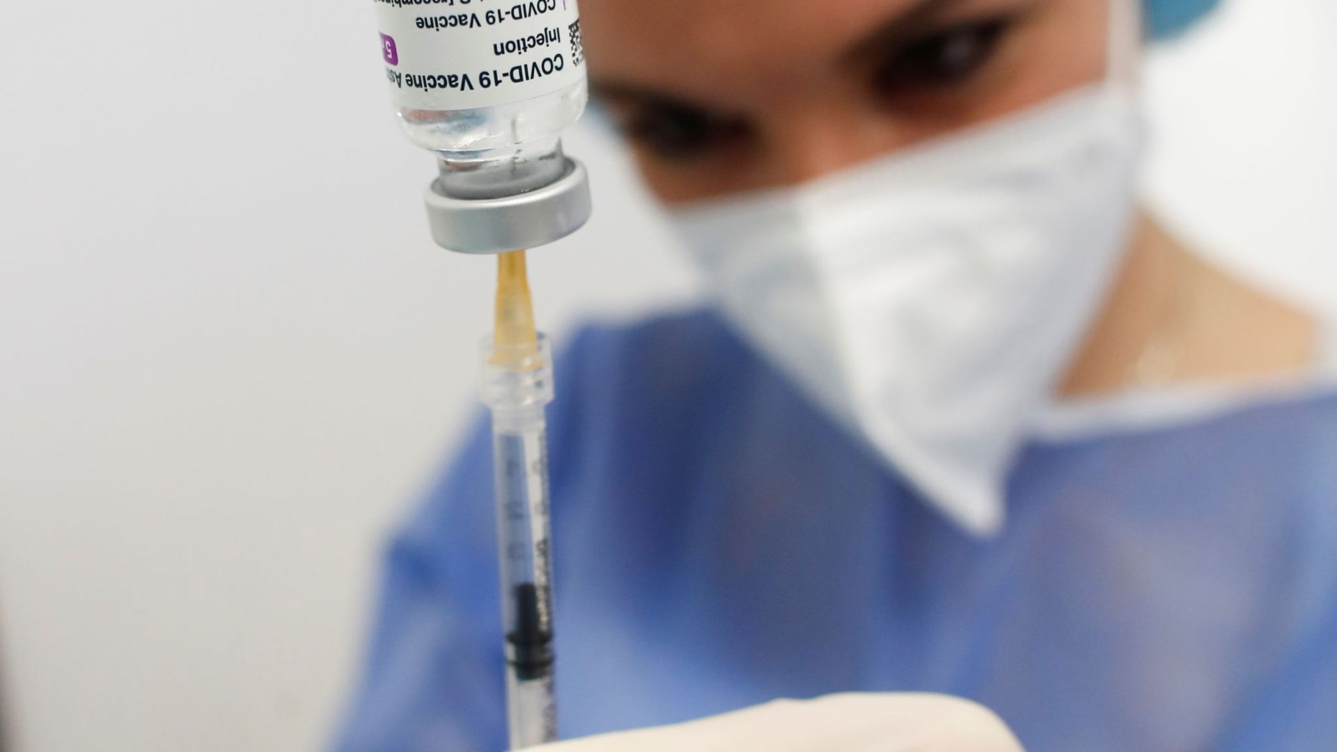 A nurse prepares to use AstraZeneca coronavirus disease (COVID-19) vaccine A nurse prepares to use AstraZeneca coronavirus disease (COVID-19) vaccine - Sputnik International, 1920, 25.04.2021