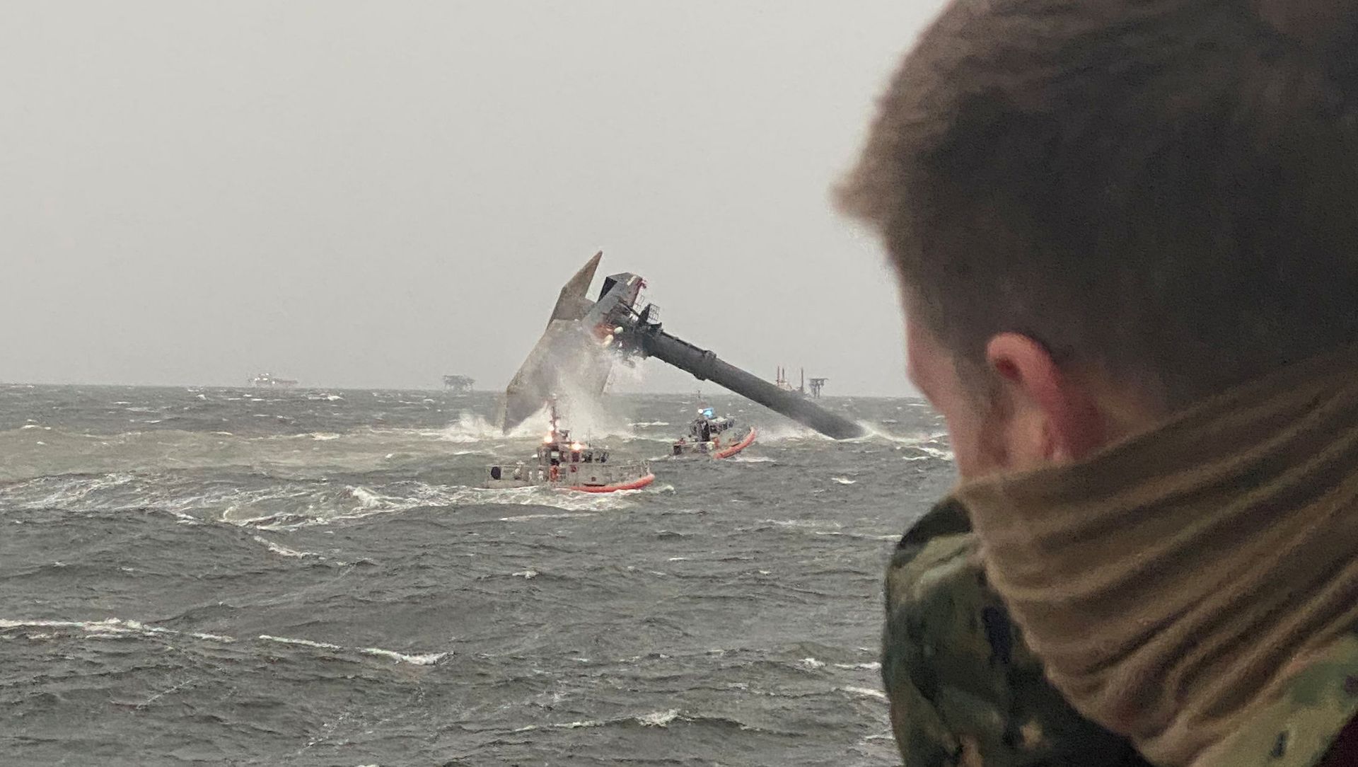 Coast Guard Station Grand Isle boatcrews head toward a capsized 175-foot commerical lift boat while searching for people in the water 8 miles (about 13 km) south of Grand Isle, Louisiana, U.S. April 13, 2021 Coast Guard Station Grand Isle boatcrews head toward a capsized 175-foot commerical lift boat while searching for people in the water 8 miles (about 13 km) south of Grand Isle, Louisiana, U.S. April 13, 2021 - Sputnik International, 1920, 20.04.2021