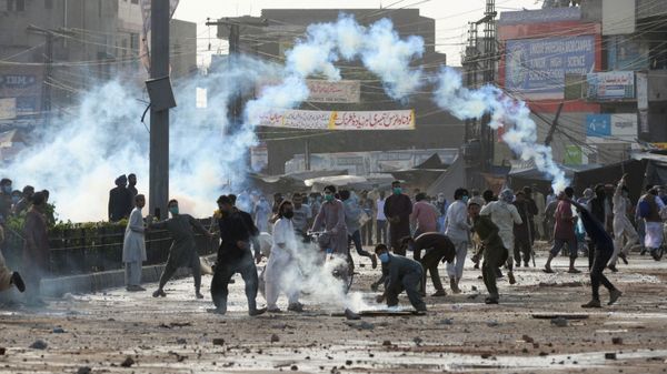 Supporters of the Tehreek-e-Labaik Pakistan (TLP) Islamist political party throwback tear gas canisters fired by police during a protest against the arrest of their leader in Lahore, Pakistan April 13, 2021. - Sputnik International