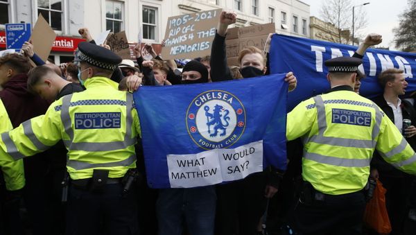 Soccer Football - Premier League - Chelsea v Brighton & Hove Albion - Stamford Bridge, London, Britain - April 20, 2021 Police officers are seen as Chelsea fans protest the planned European Super League outside the stadium before the match. It was announced twelve of Europe's top football clubs will launch a breakaway  - Sputnik International