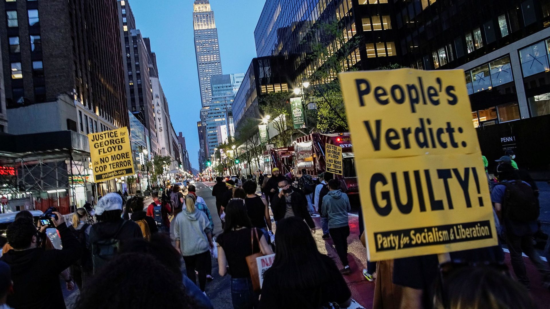 People march with signs on a street after the verdict in the trial of former Minneapolis police officer Derek Chauvin, found guilty of the death of George Floyd, in New York City, New York, U.S., April 20, 2021 People march with signs on a street after the verdict in the trial of former Minneapolis police officer Derek Chauvin, found guilty of the death of George Floyd, in New York City, New York, U.S., April 20, 2021 - Sputnik International, 1920, 14.09.2021