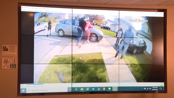 A screenshot from the police body camera footage of the shooting of Makiyah Bryant by police. - Sputnik International