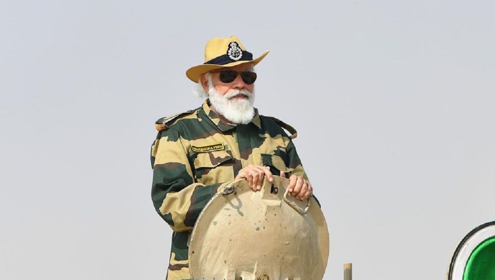 Narendra Modi spent time with brave soldiers and security forces at Longewala in Rajasthan Narendra Modi spent time with brave soldiers and security forces at Longewala in Rajasthan - Sputnik International, 1920, 29.04.2021