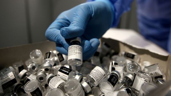 FILE PHOTO: A nurse puts a used Pfizer-BioNTech COVID-19 vaccine vial in a disposal box with empty vials at Messe Wien Congress Center, which has been set up as a coronavirus disease (COVID-19) vaccination centre, in Vienna, Austria February 7, 2021 - Sputnik International