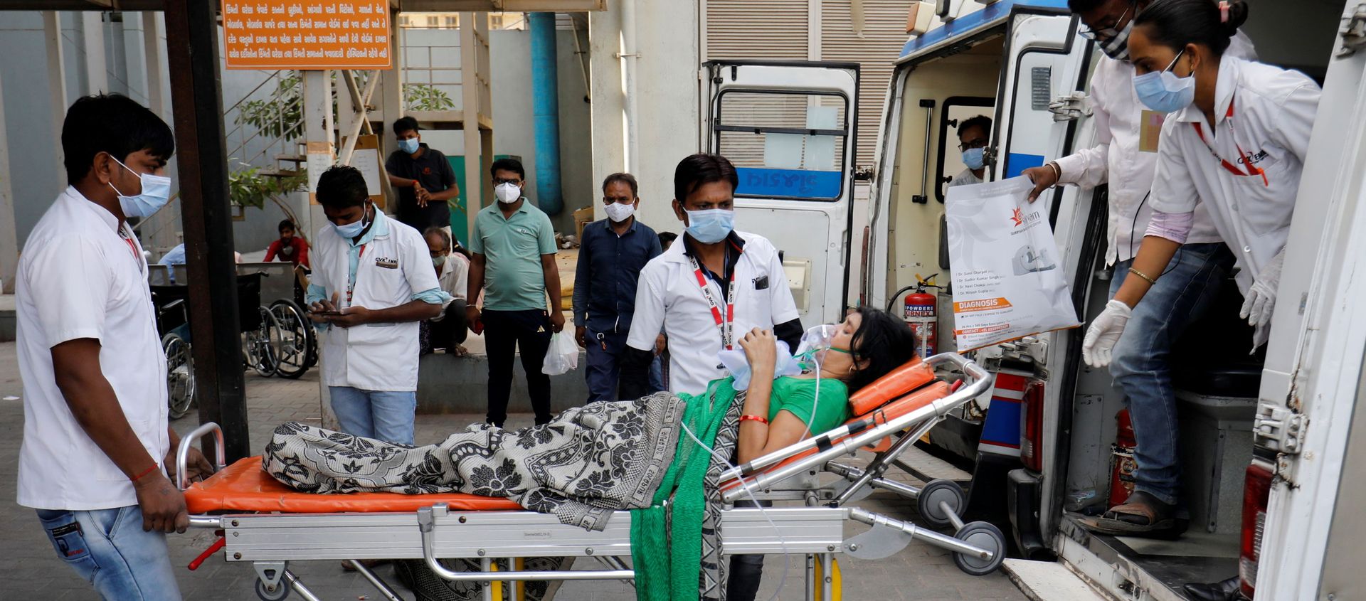 A patient wearing an oxygen mask is wheeled inside a COVID-19 hospital for treatment, amidst the spread of the coronavirus disease (COVID-19) in Ahmedabad, India, April 21, 2021. - Sputnik International, 1920, 21.04.2021
