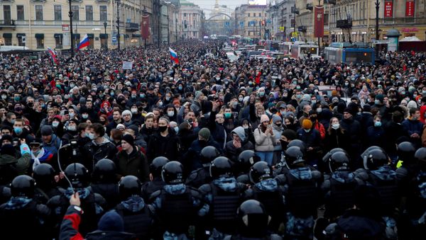 Law enforcement officers stand in front of participants during a rally in support of jailed Russian opposition activist Alexei Navalny in Saint Petersburg, Russia January 23, 2021.  - Sputnik International